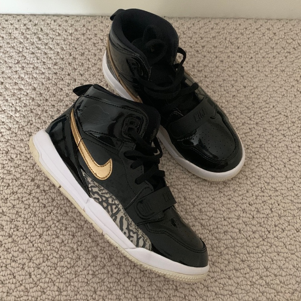 Boys black patent leather Sz1.5 Jordans